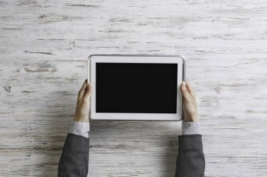 Bayan patron tablet aygıtı kullanma