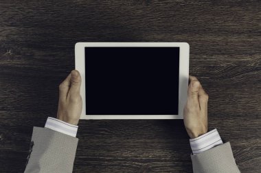 Tablet PC ile elinde boş perde