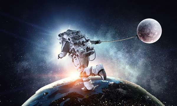 Fantasy bild med spaceman fångst planet. Mixed media — Stockfoto