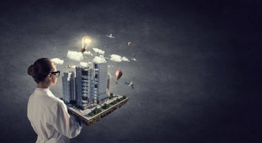 Kadın sunan inşaat modeli. Karışık teknik