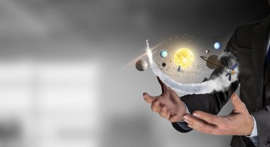 Güneş sistemi elinde