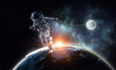 Fantezi görüntü uzay adamı yakalamak gezegen ile. Karışık teknik