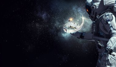 Uzay Adamı ve görevi. Karışık ortam