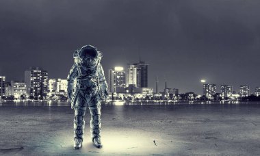Açık duran astronot. Karışık teknik