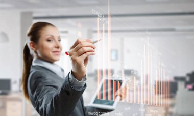 Yenilikçi medya teknolojileri kullanılıyor. Karışık teknik