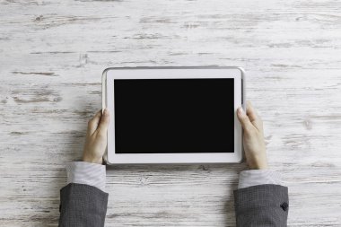 Bayan patron tablet aygıtı kullanma