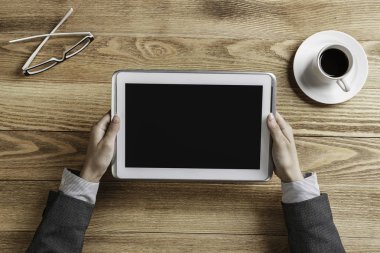 Bayan patron tablet aygıtı kullanma