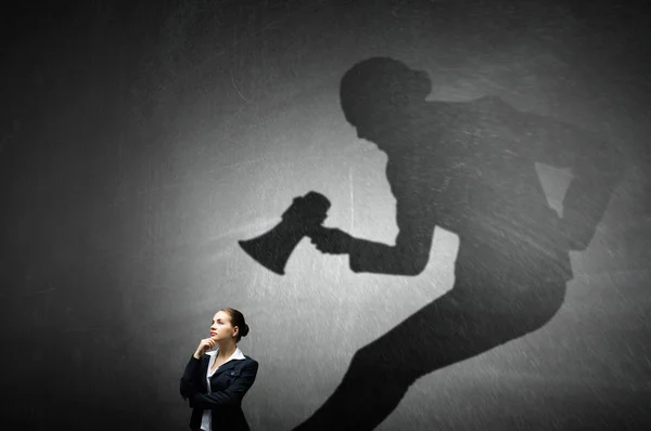 Geschäftsfrau im leeren Raum. Gemischte Medien — Stockfoto