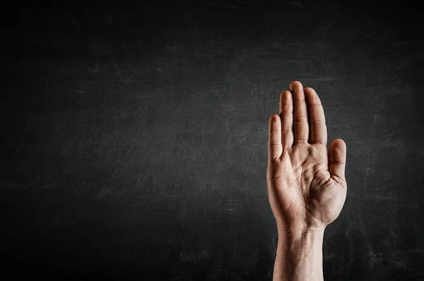 L'uomo alza la mano — Foto Stock