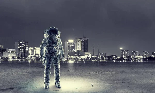 Астронавт стоїть надворі. Змішані носії — стокове фото