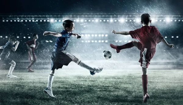 Děti hrají fotbal. Kombinovaná technika — Stock fotografie
