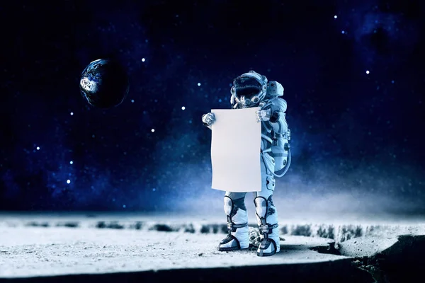 Kosmonaut s transparentem. Kombinovaná technika — Stock fotografie
