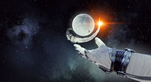 Księżyc planety w ręku spaceman. Techniki mieszane — Zdjęcie stockowe