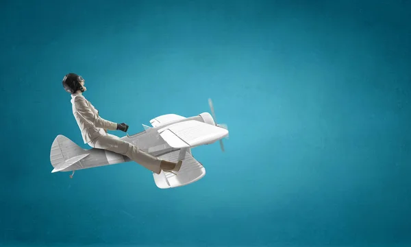 Vrouw Aviator zwevend in de lucht. Mixed media — Stockfoto