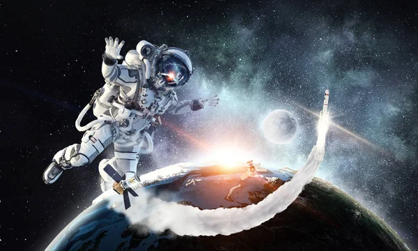 El hombre del espacio y su misión. Medios mixtos —  Fotos de Stock