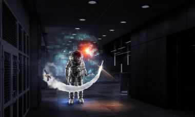 Astronot laboratuvar içinde keşfe çıkmak. Karışık teknik