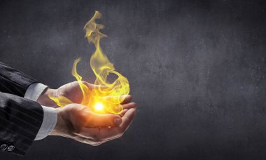 Onun ellerinde yanan ateşi