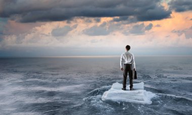 Sörf denizde yüzen buz kütlesi. Karışık teknik