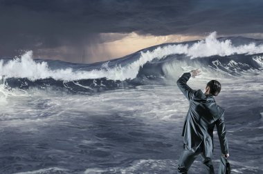 Sörf denizde yüzen buz kütlesi. Karışık teknik