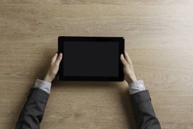 Bayan patron tablet aygıtı kullanma