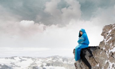 Kız turistik dinlenme. Karışık teknik