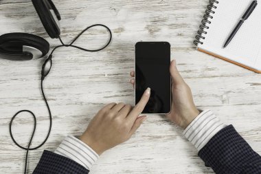 İş kadını akıllı telefonunu kullanıyor.