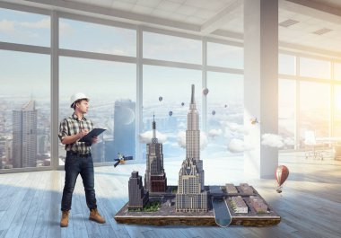 Genç bir mühendis adam. Karışık teknik