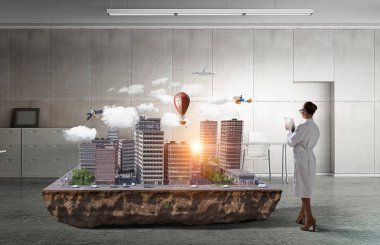 Kadın sunan inşaat modeli. Karışık teknik