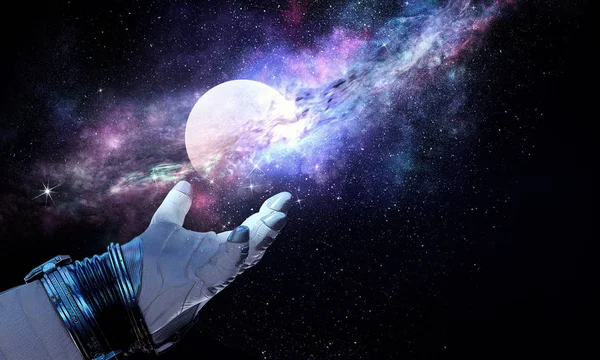 Księżyc planety w ręku spaceman. Techniki mieszane — Zdjęcie stockowe