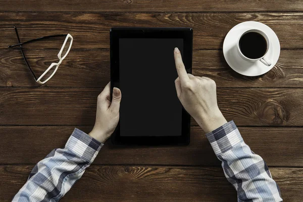 Tablet-PC mit leerem Bildschirm in der Hand — Stockfoto