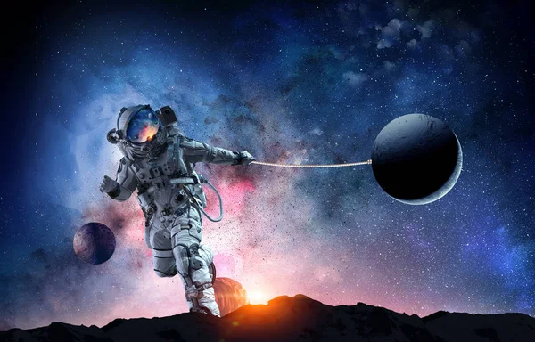 Fantasy bild med spaceman fångst planet. Mixed media — Stockfoto