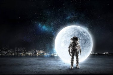 Açık duran astronot. Karışık teknik