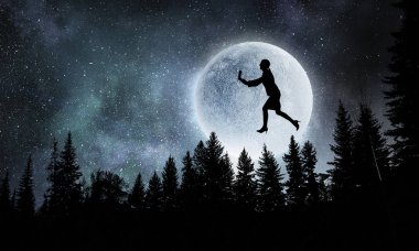 Dolunayda arka plan karşı kadın. Karışık teknik