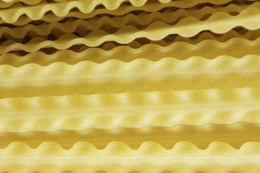 Masada pişmemiş makarna