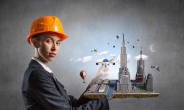 Kadın sunan inşaat projesi. Karışık teknik