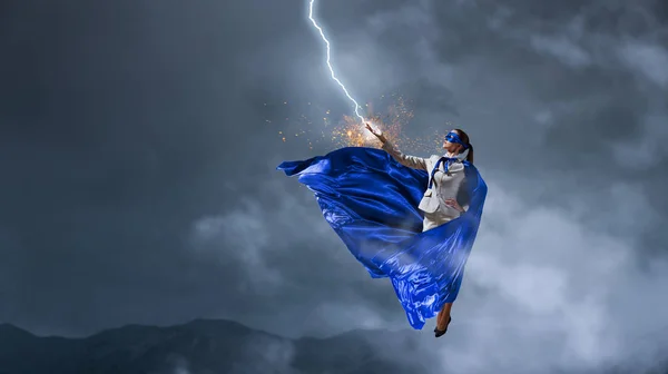 Super vrouw in lucht — Stockfoto