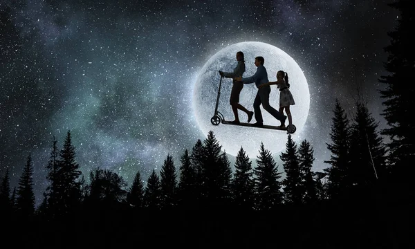 Familjen mot fullmånen. Mixed media — Stockfoto