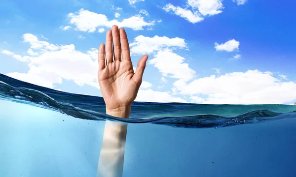 Hand av person drunkna i vatten — Stockfoto