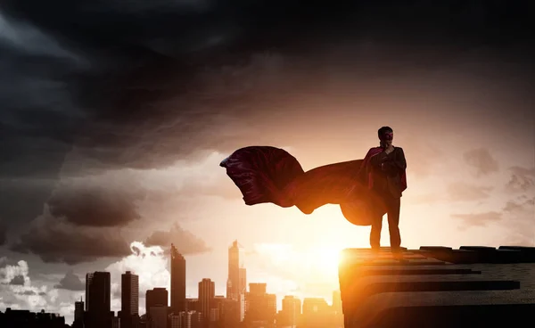 Stark und mächtig als Superheld. Gemischte Medien — Stockfoto