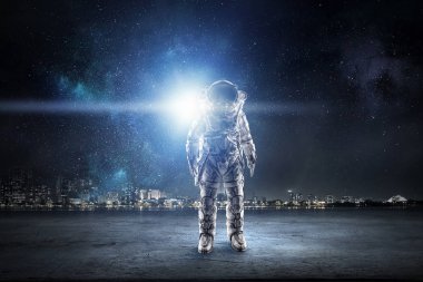 Açık duran astronot. Karışık teknik