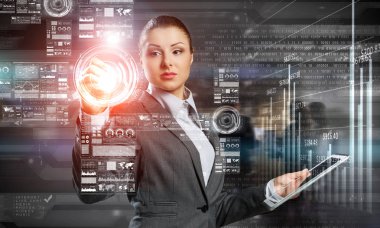 Yenilikçi medya teknolojileri kullanılıyor. Karışık teknik