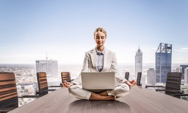 İş kadını işyerinde meditasyon. Karışık teknik