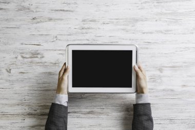 Bayan patron tablet aygıtı kullanma