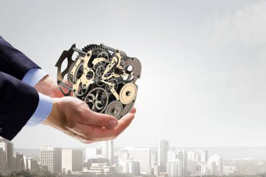 Dişli mekanizması elinde. Karışık teknik