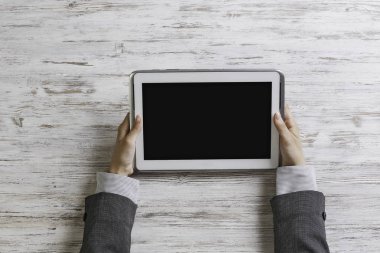 Bayan patron tablet aygıtı kullanma
