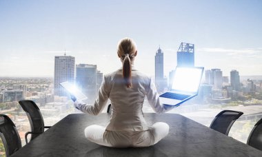 İş kadını işyerinde meditasyon. Karışık teknik