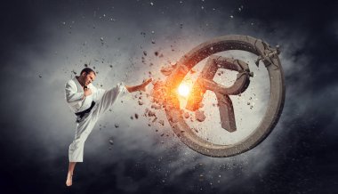 Karate adam içinde hareket. Karışık teknik