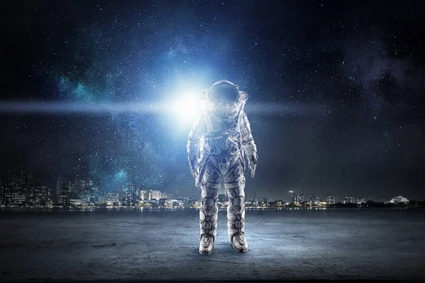 Astronauta, stojąc na zewnątrz. Techniki mieszane — Zdjęcie stockowe