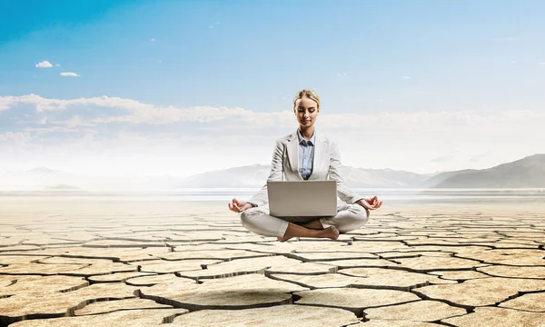 Cerco di trovare l'equilibrio. Mezzi misti — Foto Stock