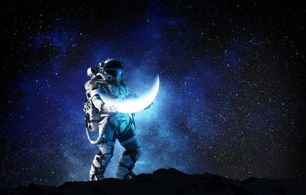Hombre del espacio llevando su misión. Medios mixtos —  Fotos de Stock